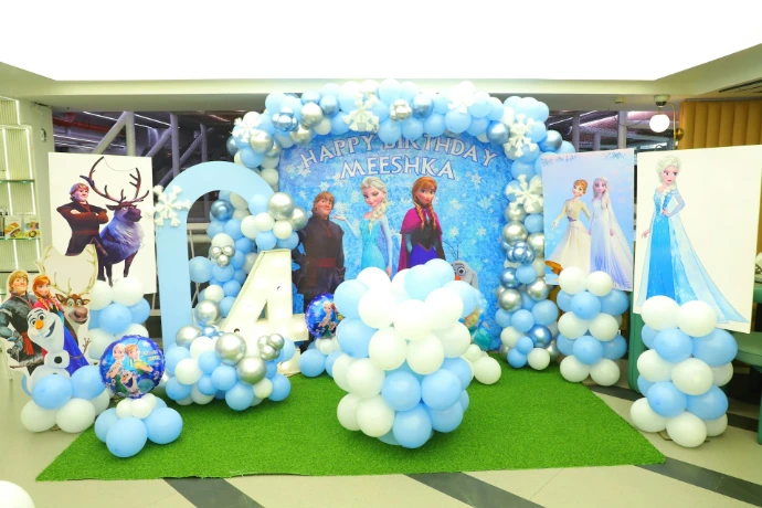Frozen themed birthday party decorations with balloons and balloons
